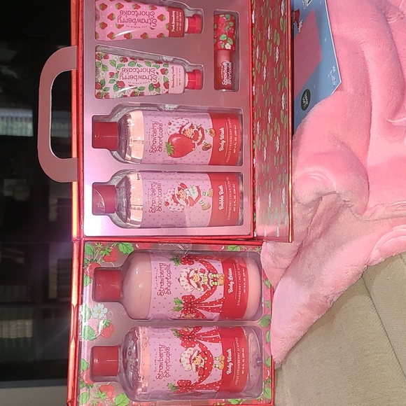 Strawberry Shortcake Bath Set 🍓 - Picture 2 of 6